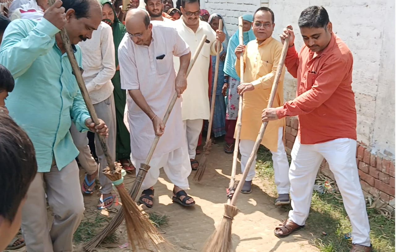 सेवा पखवाड़ा अंतर्गत जय प्रताप सिंह ने झाड़ू लगाकर किया स्वच्छता अभियान का शुरुआत