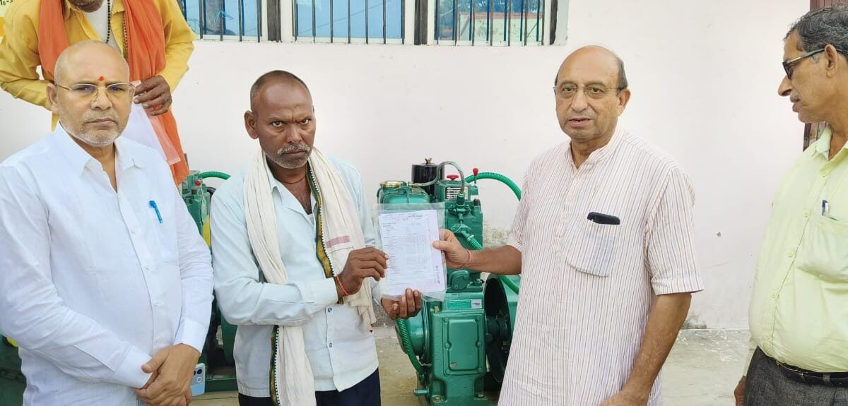 विधायक द्वारा उत्पादकता और आत्मनिर्भर बनाने हेतु वितरित किया गया पंप सेट 1 IMG-20231017-WA0131