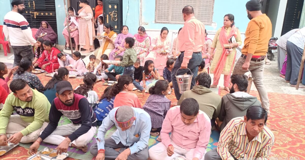 सिख धर्म के पहले गुरु नानक देव का जन्मोत्सव प्रकाशोत्सव के रूप में गुरुद्वारा में मनाया गया 1 sikh religion