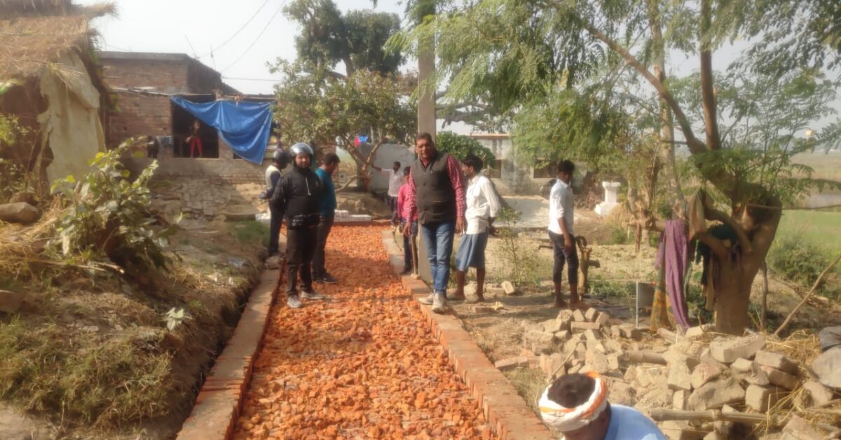 निर्माण में भ्रष्टाचार की शिकायत पर एडीओ पंचायत ने किया जांच 1 ADO Panchayat investigated the complaint of corruption in construction